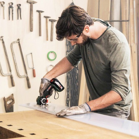 Bosch Трион верижен акумулаторен с батерия и зарядно, 18 V, 2.5 Ah, 6.5 см, AdvancedCut 18 Bosch Трион верижен акумулаторен с батерия и зарядно, 18 V, 2.5 Ah, 6.5 см, AdvancedCut 18