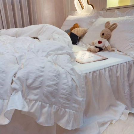 Бял спален комплект от 6 части Бял спален комплект от 6 части