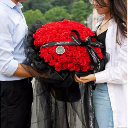 Огромен букет от 101 ароматни червени рози в елегантна опаковка Огромен букет от 101 ароматни червени рози в елегантна опаковка