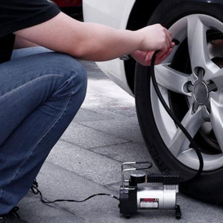 Компресор за въздух с метален корпус и 150 вата мощност Компресор за въздух с метален корпус и 150 вата мощност